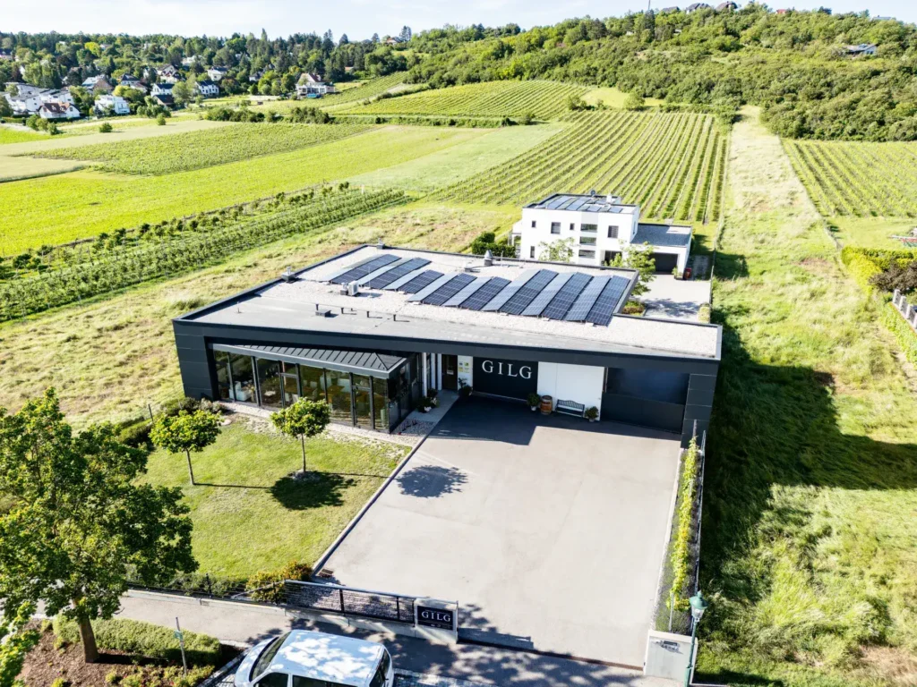 Luftaufnahme des Weinguts GILG im Weinviertel mit Solarpanelen, Verkostungsraum und Weingärten im Hintergrund