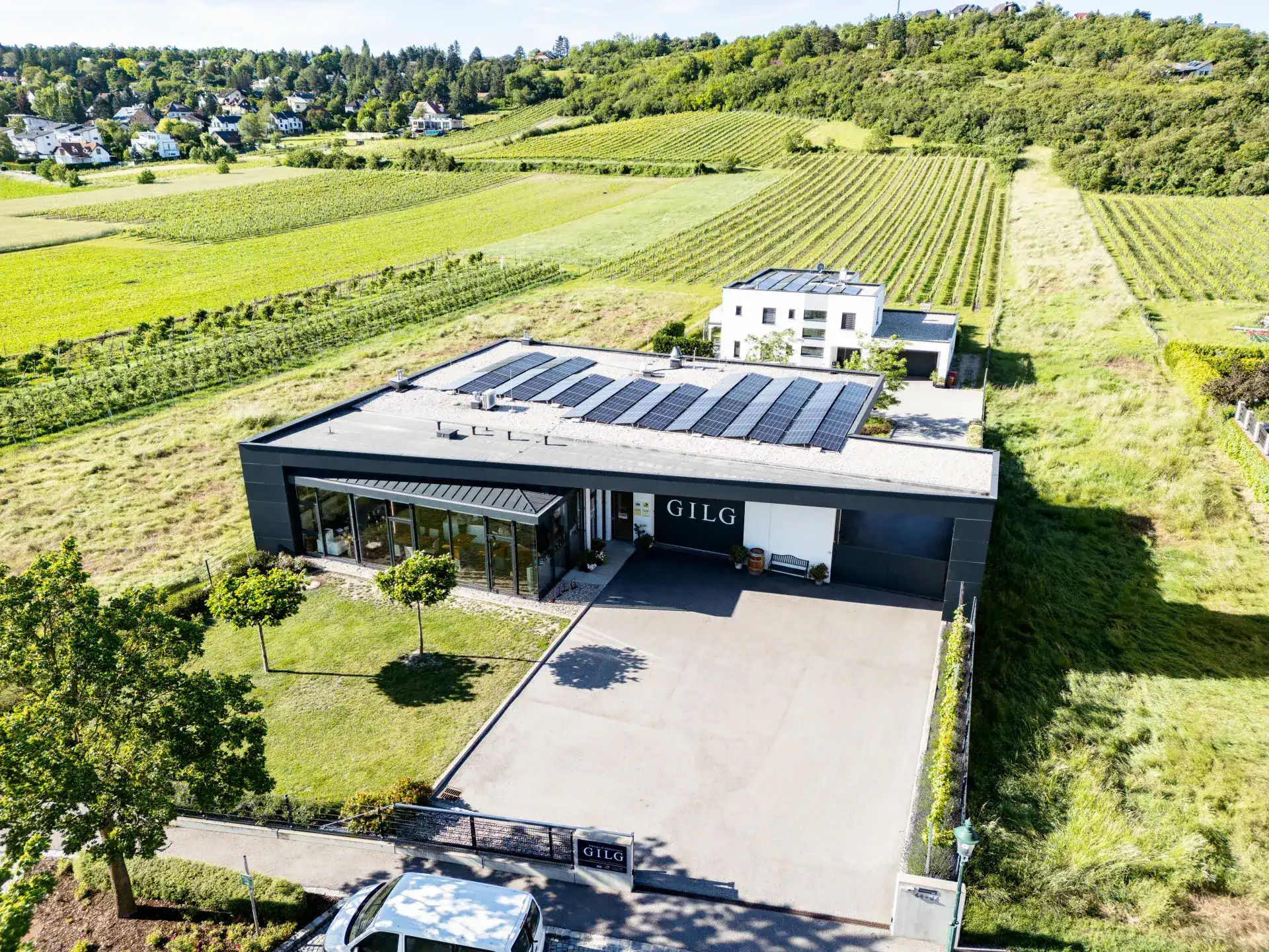 Luftaufnahme des Weinguts GILG im Weinviertel mit Solarpanelen, Verkostungsraum und Weingärten im Hintergrund