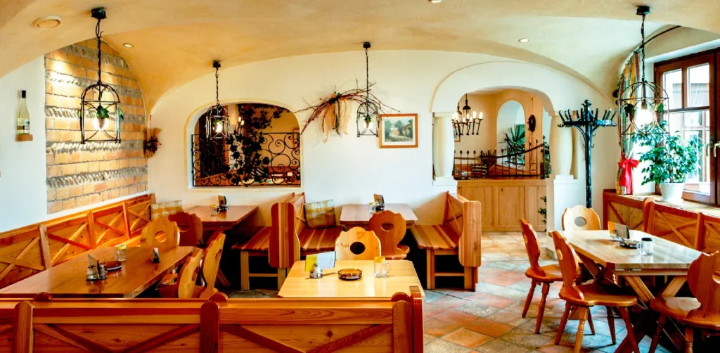 Stilvoll eingerichteter Innenraum, Heuriger & Buschenschank Hagenbrunn mit Holzmöbeln und traditionellem Flair
