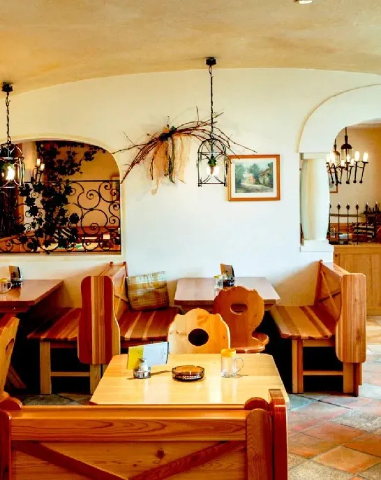 Stilvoll eingerichteter Innenraum des Heurigen GILG mit Holzmöbeln und traditionellem Flair