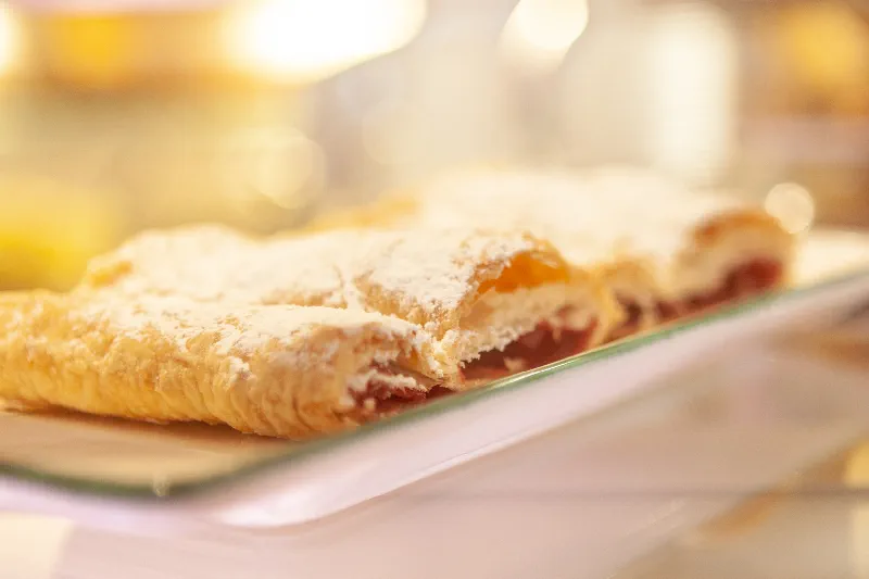 goldgelb gebackender Apfelstrudel mit Puderzucker