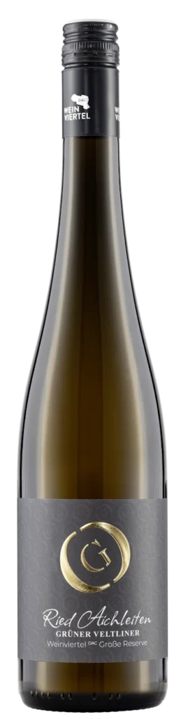 Eine dunkle Glasflasche GILG Riesling Ried Aichleiten mit schwarzem Etikett und silbernem Text, gekrönt von einem versiegelten schwarzen Deckel mit goldenem G-Logo.