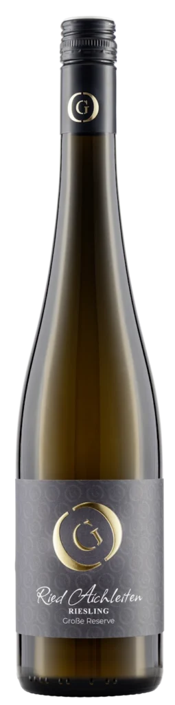 Eine dunkle Glasflasche GILG Riesling Ried Aichleiten mit schwarzem Etikett und silbernem Text, gekrönt von einem versiegelten schwarzen Deckel mit goldenem G-Logo.