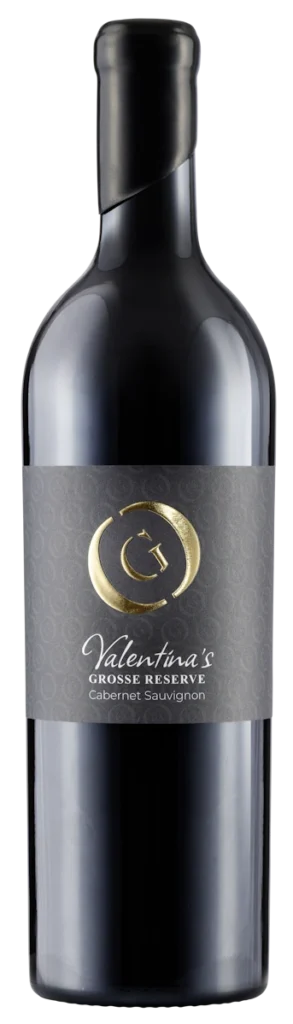 Eine dunkle Glasflasche GILG Zweigelt Classic mit schwarzem Etikett und silbernem Text, gekrönt von einem versiegelten schwarzen Deckel mit silbernem G-Logo.