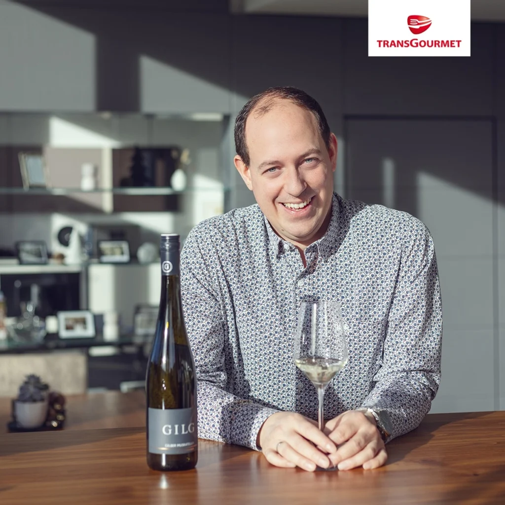 VINEUS Wine Award 2024 Stefan Gilg mit einem Glas ausgezeichneten Wein